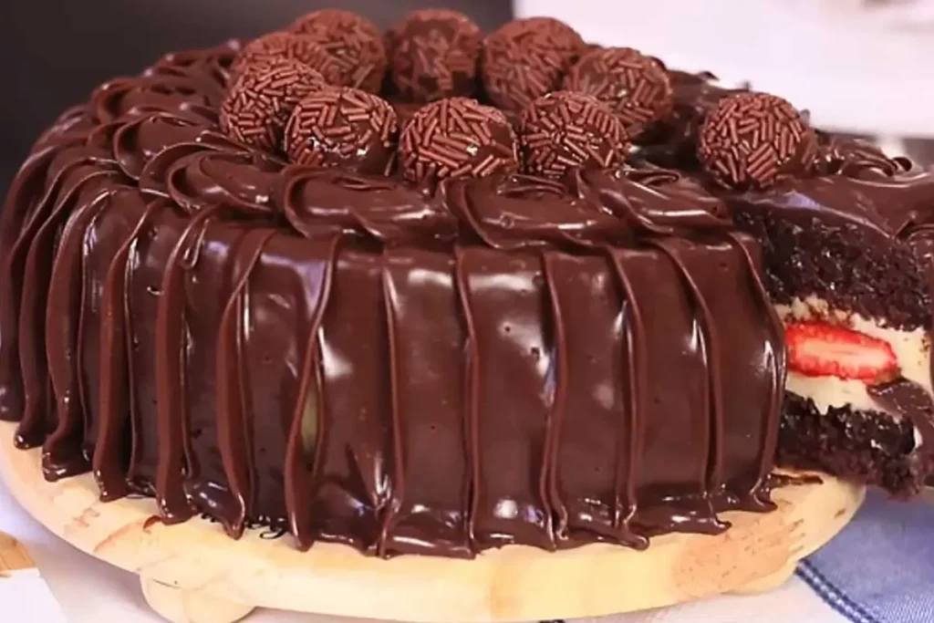 Bolo de Chocolate com Recheio de Leite Ninho e Morangos