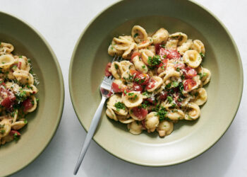 Macarrão cremoso: receita rápida com feijão branco, limão e parmesão