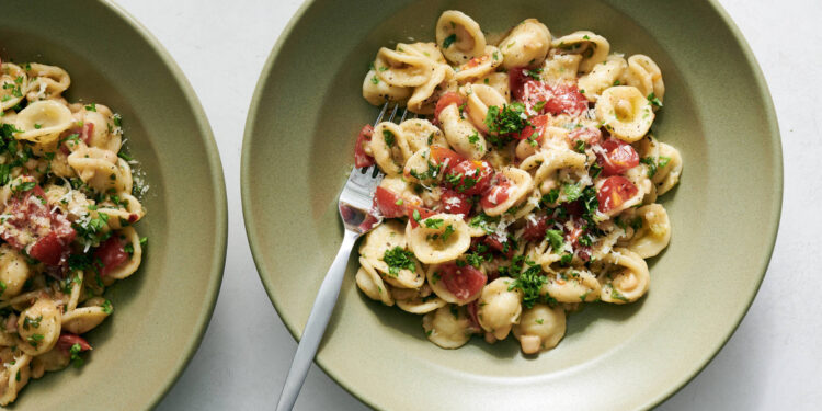 Macarrão cremoso: receita rápida com feijão branco, limão e parmesão