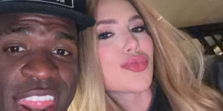 Virginia exibe presente inusitado de Vini Jr. após jogo da seleção