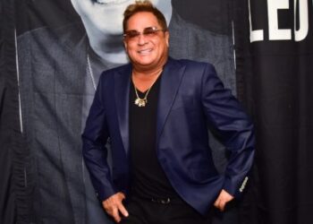 Leonardo Exibe Colar de R$ 30 mil Dado por Virginia e Zé Felipe