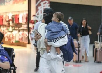 MC Daniel tenta disfarce inusitado em aeroporto com o filho, Rás