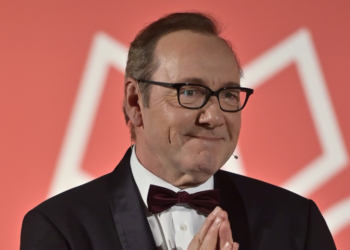 Kevin Spacey revela dificuldades financeiras e vida nômade após leilão de mansão
