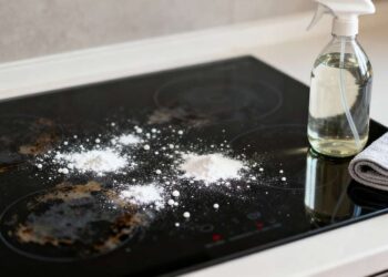 Misturinha caseira remove gordura do cooktop sem arranhar