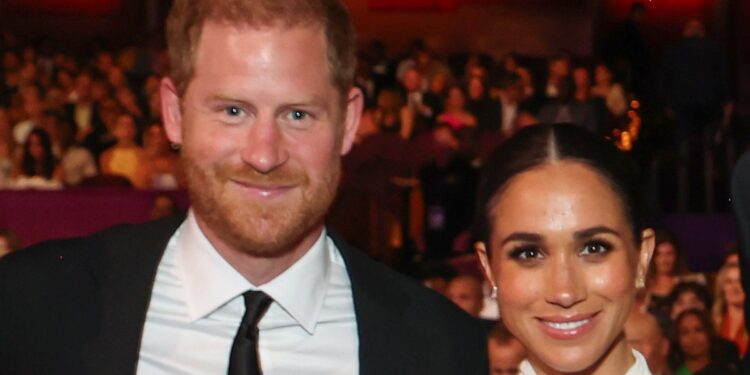 Harry e Meghan enfurecem realeza com atitudes e acusações de monetização