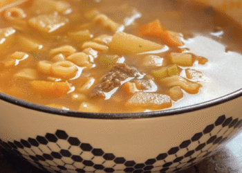 Sopa de carne aquece o corpo e a alma: receita caseira e favorita