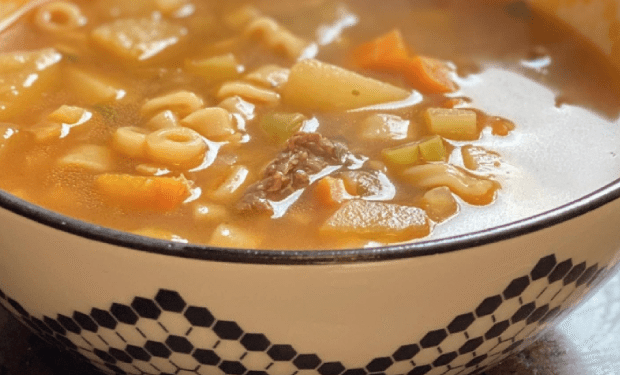 Sopa de carne aquece o corpo e a alma: receita caseira e favorita