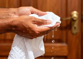 Colocar pano com detergente na porta vira truque de limpeza que está bombando na internet