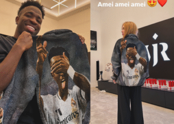 Virginia Fonseca Recebe Jaqueta Personalizada com Rosto de Vini Jr.