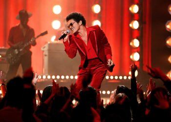 Bruno Mars anuncia novo álbum solo após quase uma década