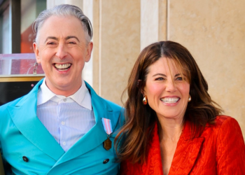 Alan Cumming celebra estrela na Calçada da Fama ao lado de Monica Lewinsky
