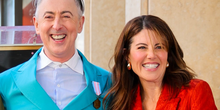 Alan Cumming celebra estrela na Calçada da Fama ao lado de Monica Lewinsky