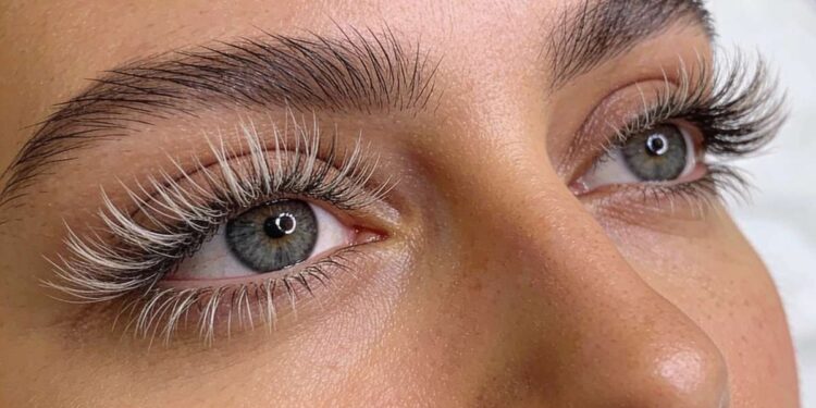 Extensão de Cílios ou Lash Lifting: Entenda Qual Técnica é Menos Agressiva