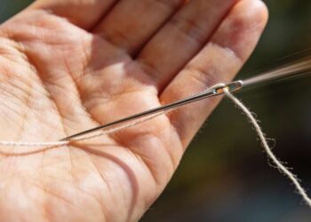 Truque Prático: Como Enfiar Linha na Agulha Usando Apenas a Palma da Mão