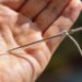 Truque Prático: Como Enfiar Linha na Agulha Usando Apenas a Palma da Mão