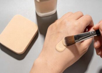 Esponja ou Pincel: Descubra Qual Reduz o Desperdício de Base na Maquiagem