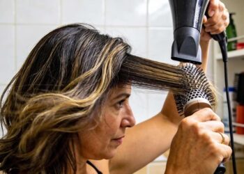 Escova Secadora ou Secador Comum: Qual é Menos Danoso para o Cabelo?