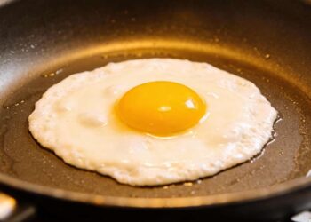 Como usar vinagre para melhorar a textura dos ovos fritos sem alterar o sabor
