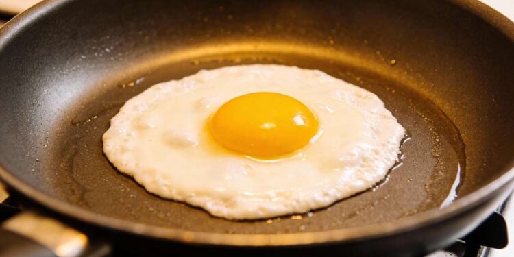 Como usar vinagre para melhorar a textura dos ovos fritos sem alterar o sabor