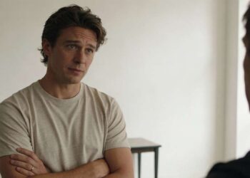 Cruzar os Braços: O Que Este Gesto Revela em Conversas