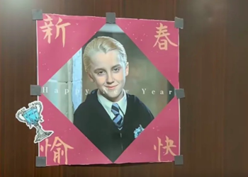 Tom Felton como Draco Malfoy se Torna Mascote Surpreendente do Ano Novo Chinês