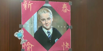 Tom Felton como Draco Malfoy se Torna Mascote Surpreendente do Ano Novo Chinês