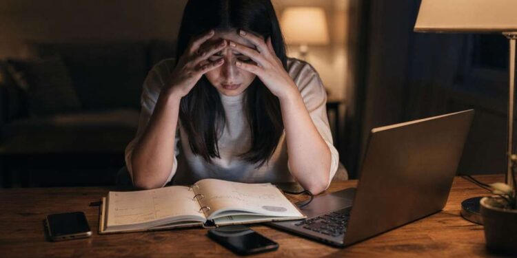 Trabalho por Metas ou Horas: Impactos no Burnout Feminino