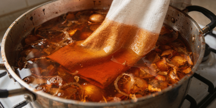 Como Tingir Roupas com Casca de Cebola e Obter Resultados de Moda Sustentável