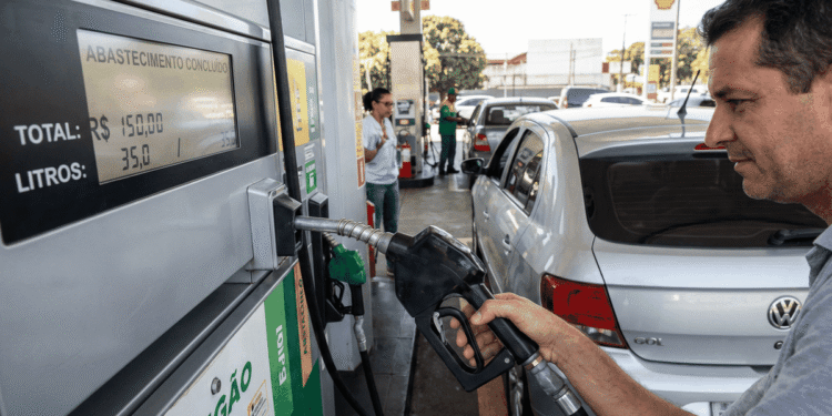 Abastecimento Adequado Protege o Sistema de Combustível do Veículo