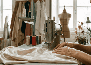 Dicas Essenciais para Costurar Cetim e Seda sem Danificar o Tecido