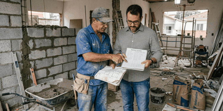 Empreitada ou Diária: Qual a Melhor Opção para Contratar um Pedreiro?