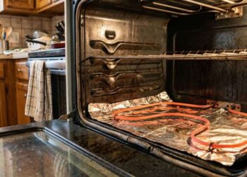 Riscos do Uso de Papel Alumínio no Fundo do Forno Elétrico