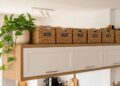 Como Utilizar o Topo do Armário para Otimizar Espaços em Cozinhas Pequenas