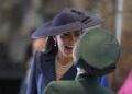 Vídeo Mostra Princesa Anne Evitando Beijo em Kate Middleton Durante Evento Real