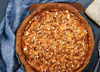 Receita de Torta de Cebola Caramelizada com Base de Batata Conquista as Redes