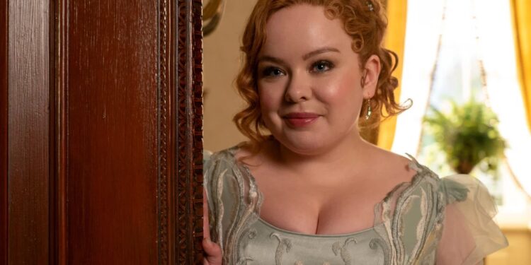 Nicola Coughlan discute perda de peso para ‘Bridgerton’ e rejeita rótulo de ícone plus size