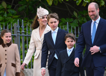 Príncipe William Sorri para Filhos em Missa de Páscoa Real