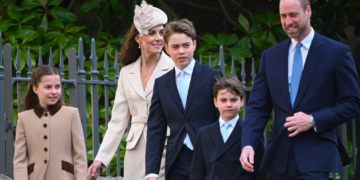 Príncipe William Sorri para Filhos em Missa de Páscoa Real