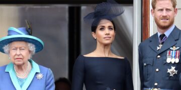 Biografia Revela que Rainha Elizabeth Sugeriu a Harry Adiar Casamento com Meghan Markle
