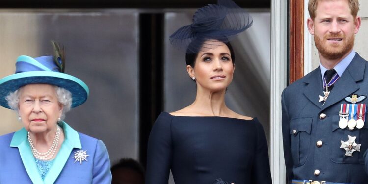 Biografia Revela que Rainha Elizabeth Sugeriu a Harry Adiar Casamento com Meghan Markle