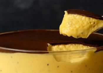 Aprenda a Fazer Mousse de Maracujá com Cobertura de Chocolate